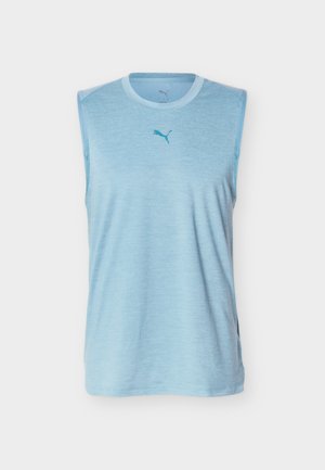 Ανοιχτό μπλε αμάνικο αθλητικό μπλουζάκι με στρογγυλή λαιμόκοψη και το λογότυπο της Puma στο κέντρο του στήθους.