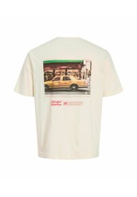 Medvilninis marškinėliai off-white spalvos su vintage Niujorko taksi atvaizdu, turintys stačiakampį vaizdą ir raudoną tekstinį akcentą apačioje.