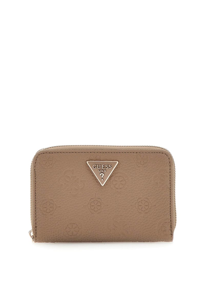 Portefeuille marron texturé présentant des motifs de logo en relief et un emblème en métal argenté en forme de triangle. Fermeture éclair le long du bord supérieur.