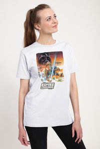 Camiseta de algodón blanco con una impresión gráfica colorida de "El Imperio Contraataca", que representa personajes e imágenes icónicas de la película.
