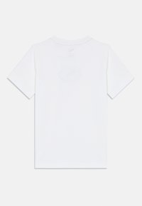 Hvit kortermet t-skjorte laget av bomull, med rund hals og en jevn tekstur. Enkelt design uten synlige grafikker eller dekorasjoner.