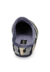Pantofole di lana con motivo a righe in grigio, blu e crema; rivestimento interno morbido; retro arrotondato e suola piatta; etichetta visibile all'interno.