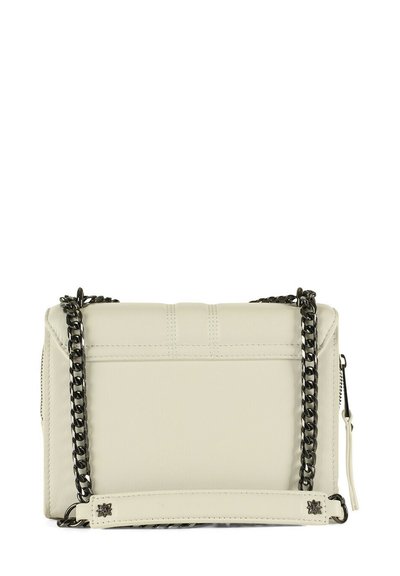 Borsa in finta pelle crema con superficie texture, tracolla a catena e dettaglio con zip. Gli accenti includono una piccola decorazione con logo.