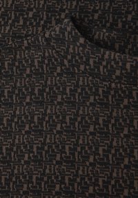 Tkanina tekstylna z geometrycznym wzorem w ciemno-brązowych i czarnych tonacjach, o fakturowanej powierzchni i subtelnym trójwymiarowym designie.