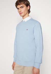 GANT SHIELD C NECK - Pusa - stormy sea
