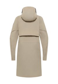Beige regenjas met een gebogen capuchon, lange mouwen en een rechte zoom. Gemaakt van glad, waterafstotend materiaal. Minimalistisch ontwerp.