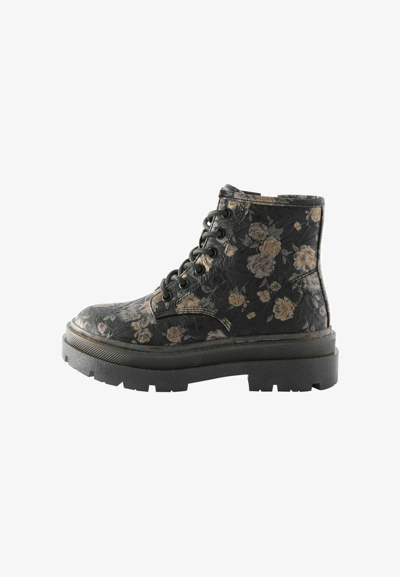 Botine negre până la glezne cu un model floral, design cu șireturi, talpă chunky din cauciuc și finisaj din piele texturată. Prezintă un vârf rotunjit și detalii cu cusături.