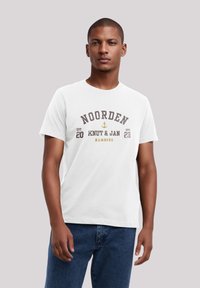 Weißes Baumwoll-T-Shirt mit kurzen Ärmeln, das braune und gelbe Textgrafiken zeigt, darunter "NOORDEN", ein Anker und Städtenamen.