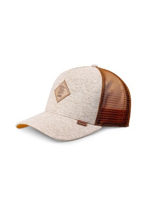 Beige Stoff- und braune Mesh-Trucker-Cap mit gebogenem Schirm und diamantförmigem Leder-Logo-Patch auf dem Frontpanel.