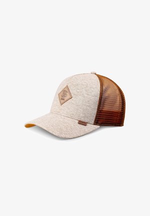 Beige Stoff- und braune Mesh-Trucker-Cap mit gebogenem Schirm und diamantförmigem Leder-Logo-Patch auf dem Frontpanel.