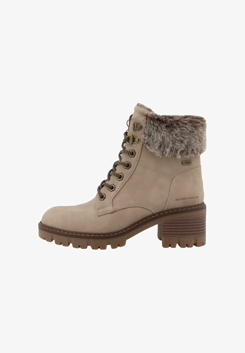 Bežīgi zamša potītes zābaki ar mākslīgās kažokādas apkakli, apaļu purngalu, metāla acīm un blokveida papēdi ar rievotu zoli, kas nodrošina saķeri.