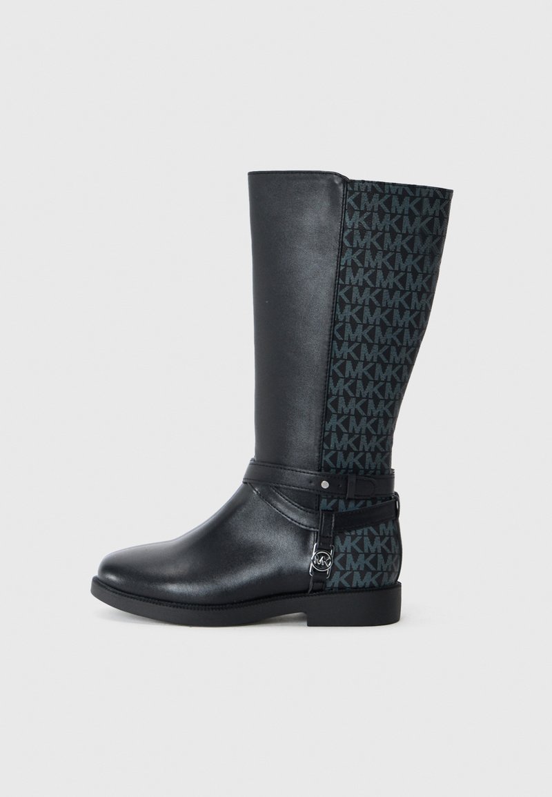 Črne škornje do kolen z gladkim usnjem na zunanjosti in blago zadaj, ki ima ponavljajoč se vzorec "MK". Vključena podrobnost s sponko na strani.