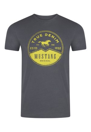 Szara bawełniana koszulka z okrągłym żółtym nadrukiem z logo konia oraz napisem "TRUE DENIM MUSTANG ORIGINAL ESTD 1932". Krótkie rękawy.