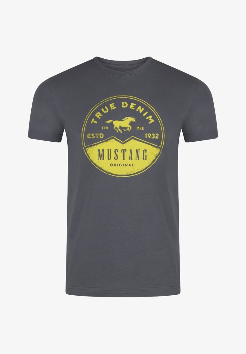 T-shirt en coton gris avec un graphique rond jaune affichant un logo de cheval et le texte "TRUE DENIM MUSTANG ORIGINAL ESTD 1932". Manches courtes.
