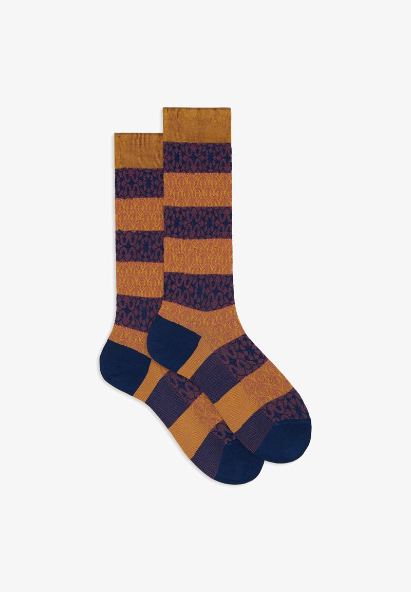 Gestreifte Socken mit abwechselnd marineblauen und senfgelben Bändern, wobei die blauen Abschnitte komplizierte Muster aufweisen und die Zehen einheitlich marineblau sind.