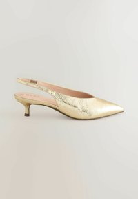 Scarpa slingback dorata con punta affusolata, caratterizzata da una finitura metallica testurizzata e un tacco kitten basso. L'interno è di un morbido rosa.