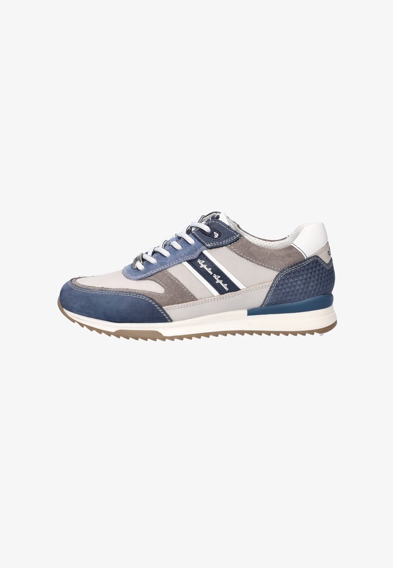 Sneakers met een mix van grijs en marineblauw suède en mesh, witte accenten en een getextureerde hak, voorzien van een rubberen zool en vetersluiting.