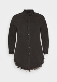 Camisa de mezclilla negra con botones en la parte delantera, mangas largas y un dobladillo deshilachado. Presenta un cuello clásico y una forma ligeramente curvada.
