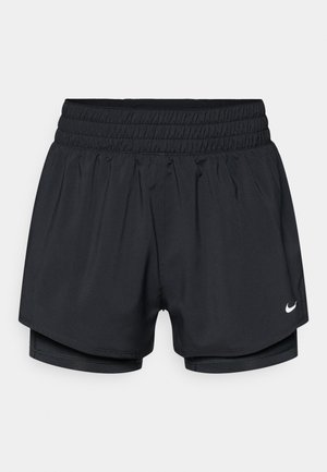 Svarte atletiske shorts med elastisk midjebånd, med et lagdelt design og en liten hvit logo på nedre venstre side.