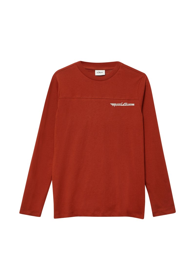 Roodachtige oranje lange mouwen crewneck shirt met witte tekst "Een dag in de natuur nemen" gedrukt over de borst.