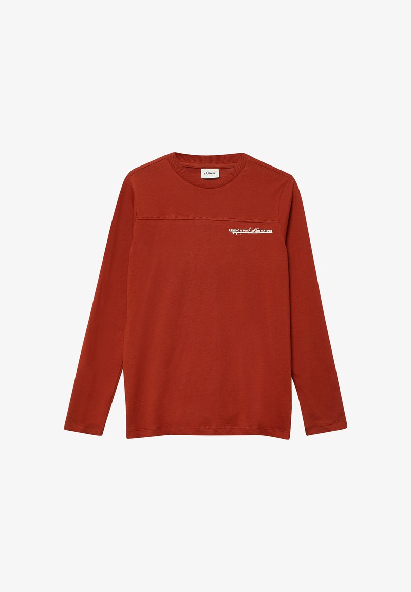 Rdzawy pomarańczowy longsleeve z okrągłym dekoltem, z białym napisem "Spędzając dzień w naturze" wydrukowanym na klatce piersiowej.