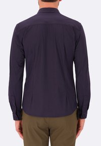 Camicia a maniche lunghe in tessuto blu scuro con una texture liscia, dotata di colletto classico, bottoni nei polsini e orlo curvo.