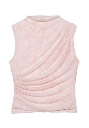 Bezrękawnik w blady róż z delikatnym kwiatowym wzorem i marszczonym, drapowanym detalem z przodu, okrągły dekolt, miękki materiał.