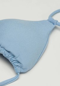Světlomodrý bikinový top vyrobený z jemné látky s nižším leskem. Obsahuje nařasený design a nastavitelné ramínka pro přizpůsobitelnou velikost.
