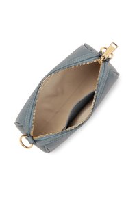 Kleine blauwe leren tas met een gouden rits die gedeeltelijk open is, waardoor de beige stoffen binnenkant en een binnenzak zichtbaar zijn, rustend op een witte achtergrond.