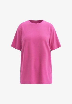 Felroze T-shirt met korte mouwen en een ronde hals, met een losse pasvorm, getoond tegen een effen witte achtergrond.