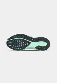 Nike-Sportschuhsohle mit einer dunklen schwarzen Außensohle und einer hellmintgrünen Zwischensohle, die ein strukturiertes Grip-Muster und Logo-Akzente aufweist.