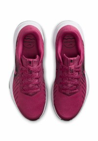 Scarpe sportive rosa con una tomaia in mesh traspirante, superficie texturizzata, accenti neri e suole bianche. Presenti lacci e dettagli del marchio.