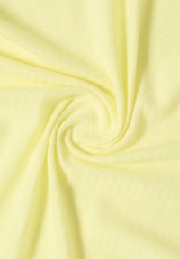 Tissu jaune clair à texture douce, présentant un motif tissé subtil, disposé en forme de spirale.