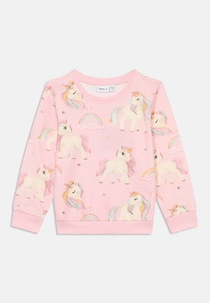 Sudadera rosa con estampados de unicornio y arcoíris, fabricada con un tejido suave y con cuello redondo. Acentuada con pequeñas gemas decorativas.