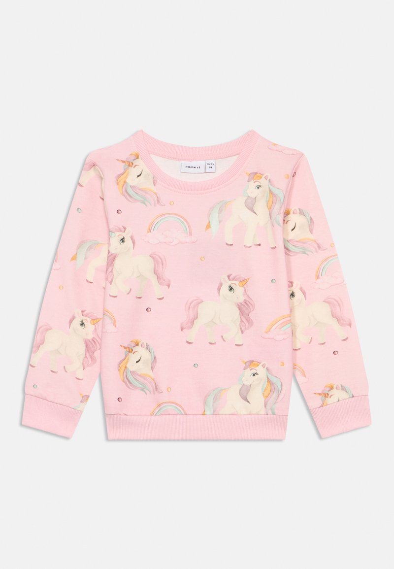 Ροζ φούτερ με σχέδια μονόκερου και ουράνιου τόξου, από μαλακό ύφασμα και στρογγυλή λαιμόκοψη. Διακοσμημένο με μικρά διακοσμητικά πολύτιμα πετράδια.