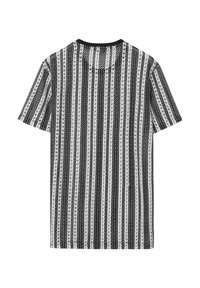 Gestreiftes T-Shirt mit kurzen Ärmeln in Schwarz und Weiß, mit einem runden Halsausschnitt und strukturiertem Stoff, der abwechselnd dicke und dünne Linien aufweist.