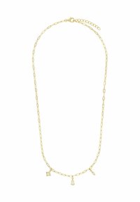 Collar de cadena de oro con eslabones alargados y tres charm decorativos: un cuadrado, una gota y una forma marquesa, todos acentuados.
