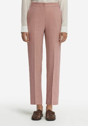 Pantaloni dritti di colore rosa chiaro, realizzati in tessuto testurizzato, con vita alta e chiusura decorativa a bottoni, abbinati a sandali alla schiava di colore marrone scuro.