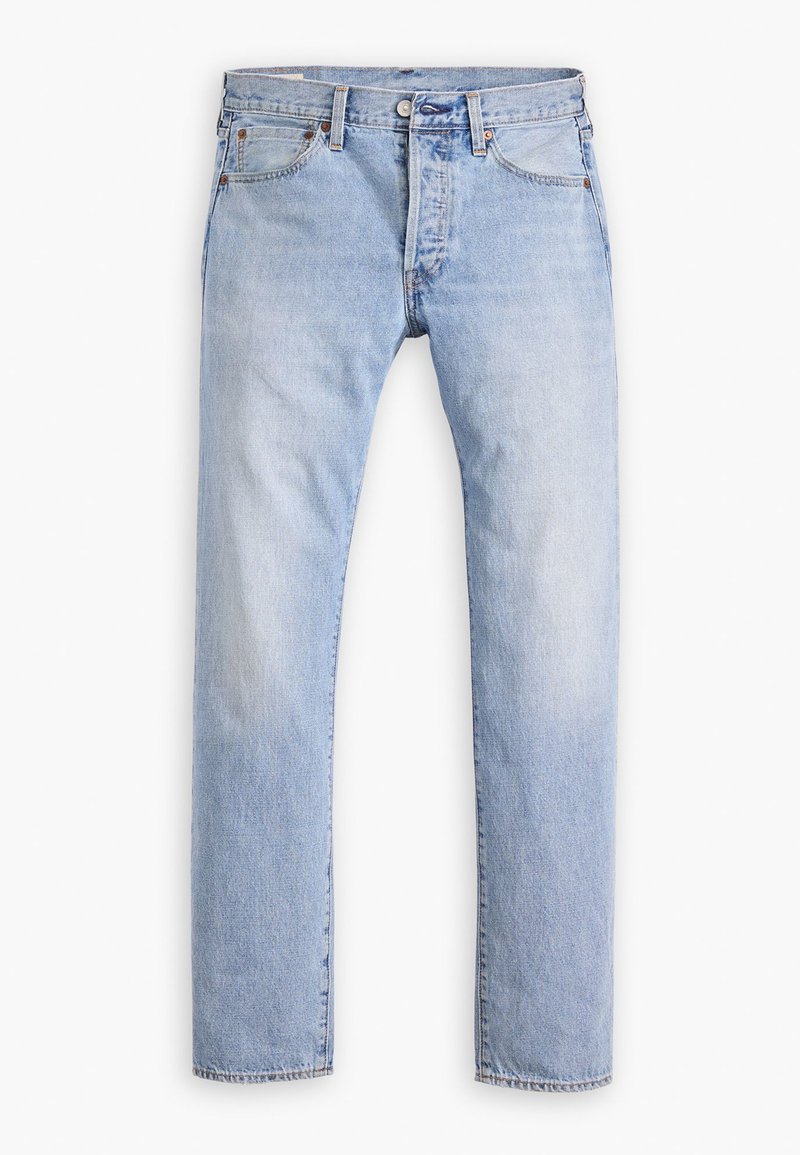Pantalones vaqueros de denim de color azul claro con corte recto, cinco bolsillos y una textura deslavada. Presentan un cierre de botón y cremallera, con costuras sutiles.