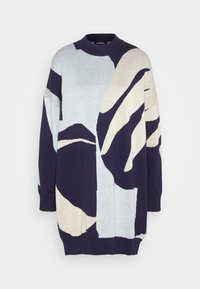 Maglione overdimensionato in azzurro chiaro, blu navy e crema con motivi astratti a foglia. Presenta un scollo rotondo e spalle calate.