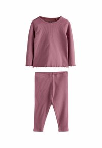 Lila långärmad topp och matchande leggings i ribbat tyg. Toppen har en rundad halsringning och en scalloped nederkant; leggingsen är figurnära.