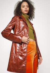 Monki Calças - rust