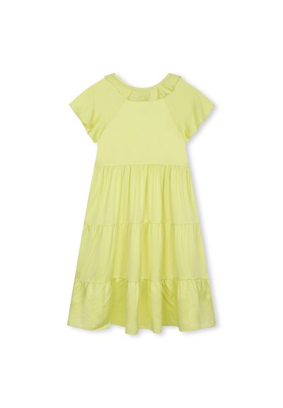 Robe jaune à volants en tissu doux, avec des manches courtes, un col rond avec un détail en dentelle, et une jupe fluide à trois niveaux.