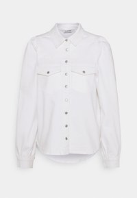Camicia in denim bianco con colletto, maniche lunghe, due tasche frontali e bottoni a pressione argentati lungo il centro. Texture morbida e vestibilità rilassata.