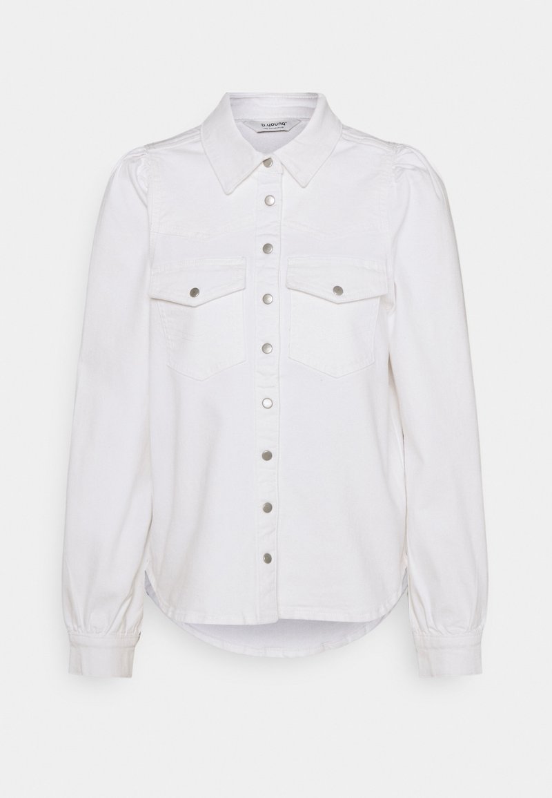 Camicia in denim bianco con colletto, maniche lunghe, due tasche frontali e bottoni a pressione argentati lungo il centro. Texture morbida e vestibilità rilassata.