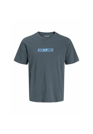 T-shirt gris foncé à manches courtes et col rond avec le texte « JACK & JONES » en bleu clair centré sur la poitrine.