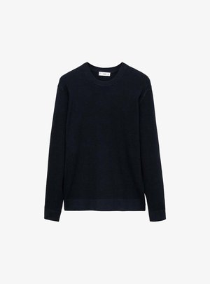 Mornarsko plavi rebrasti pulover s dugim rukavima, okruglim izrezom i ravnim rubom. Izrađen od teksturirane tkanine za dodatnu toplinu.