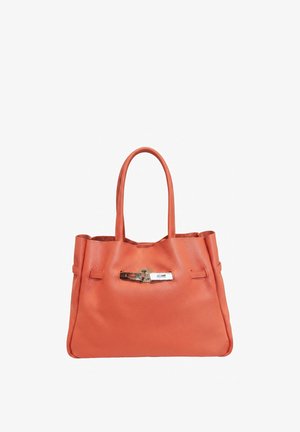 Sac à main en cuir orange avec deux bretelles et une fermeture à boucle argentée sur le devant.