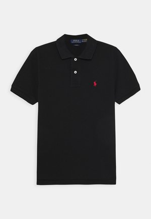 Črna polo majica iz bombaža, z klasičnim ovratnikom, tromi gumbi, kratkimi rokavi in majhnim rdečim vezenim logotipom na prsnem delu.
