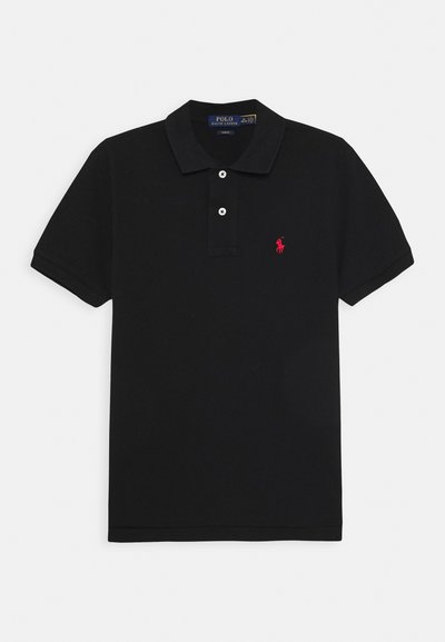 Polo noir en coton, avec un col classique, une patte de boutonnage à trois boutons, des manches courtes et un petit logo rouge brodé sur la poitrine.